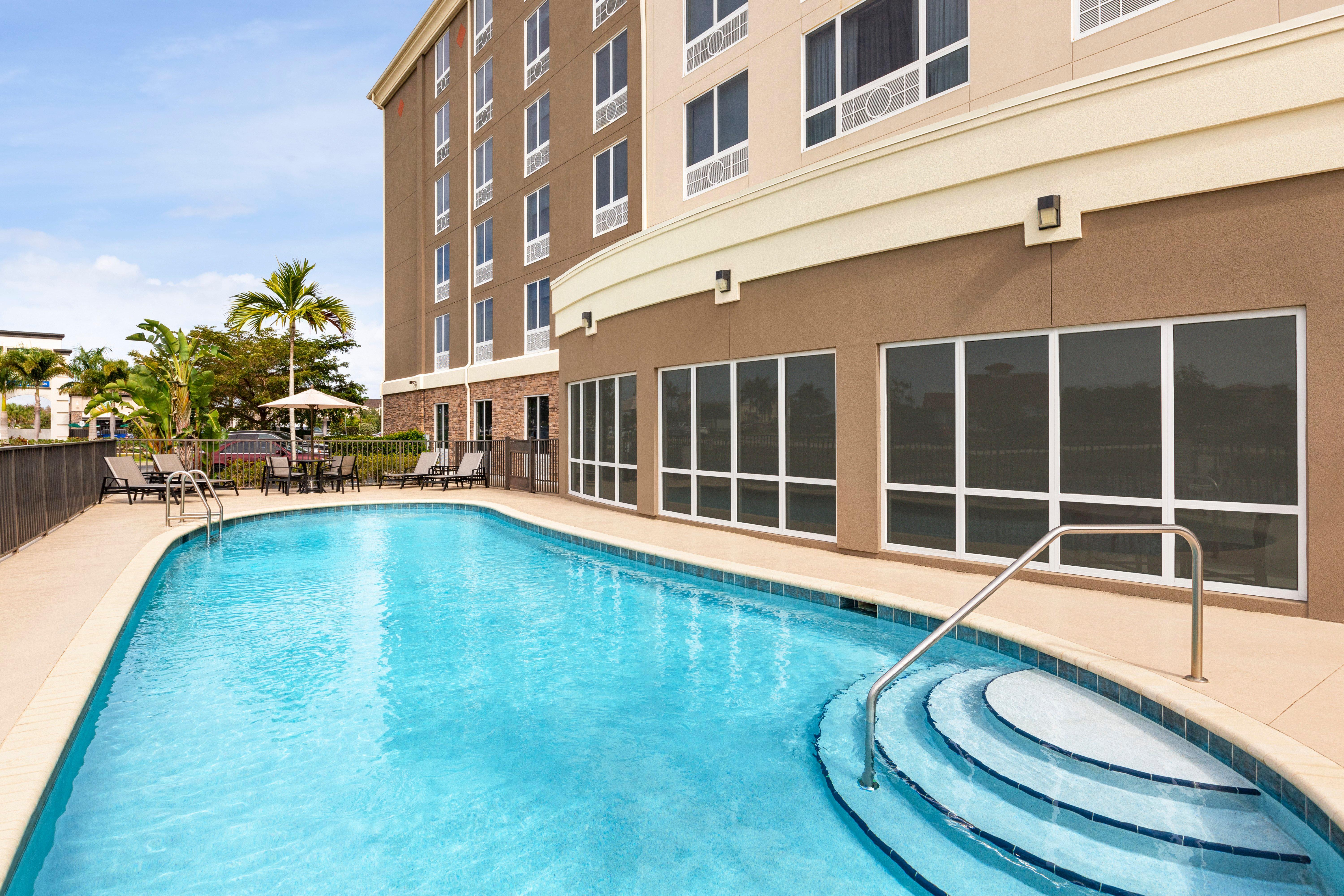 Holiday Inn Express Hotel & Suites Fort Myers East - The Forum, An Ihg Hotel מראה חיצוני תמונה